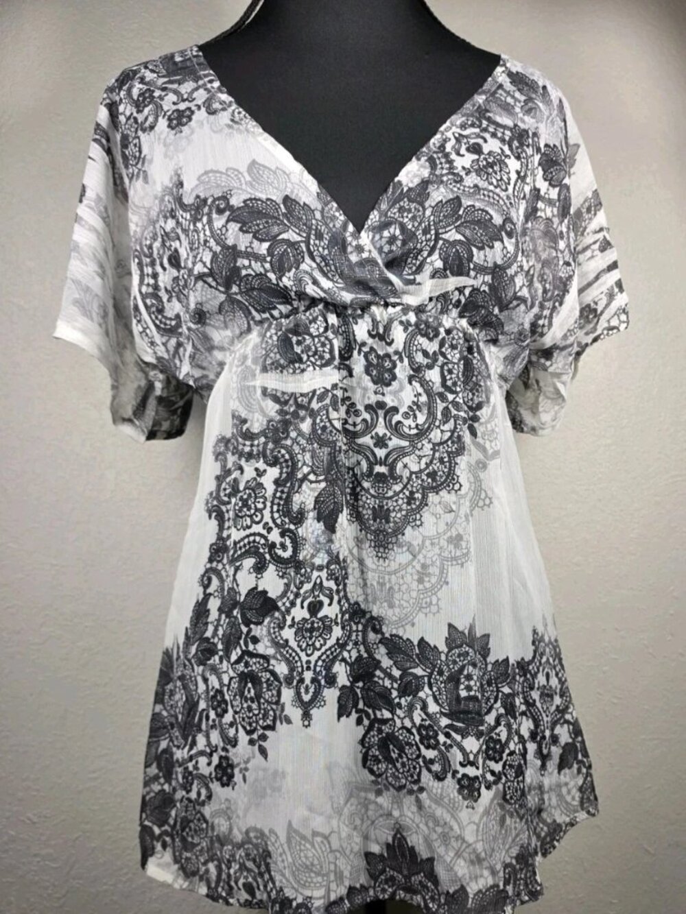 Full Tilt women's XS sheer top black Paisley floral print scoop neck flutter EUC